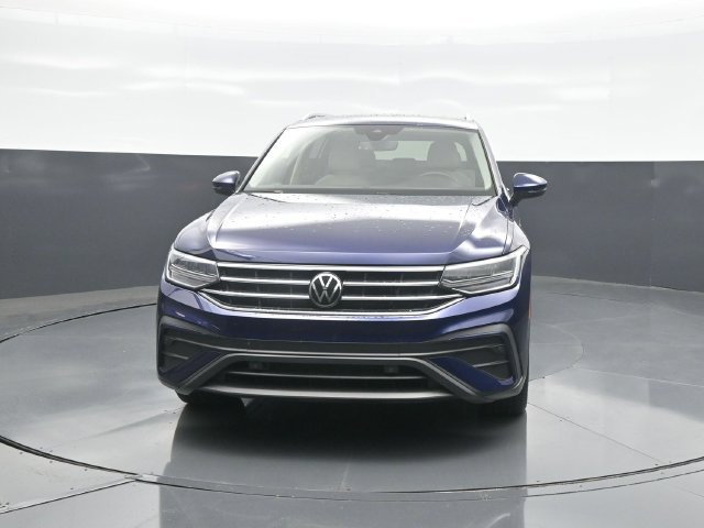 Used 2023 Volkswagen Tiguan SE w/ Panoramic Sunroof Package FWD image 2