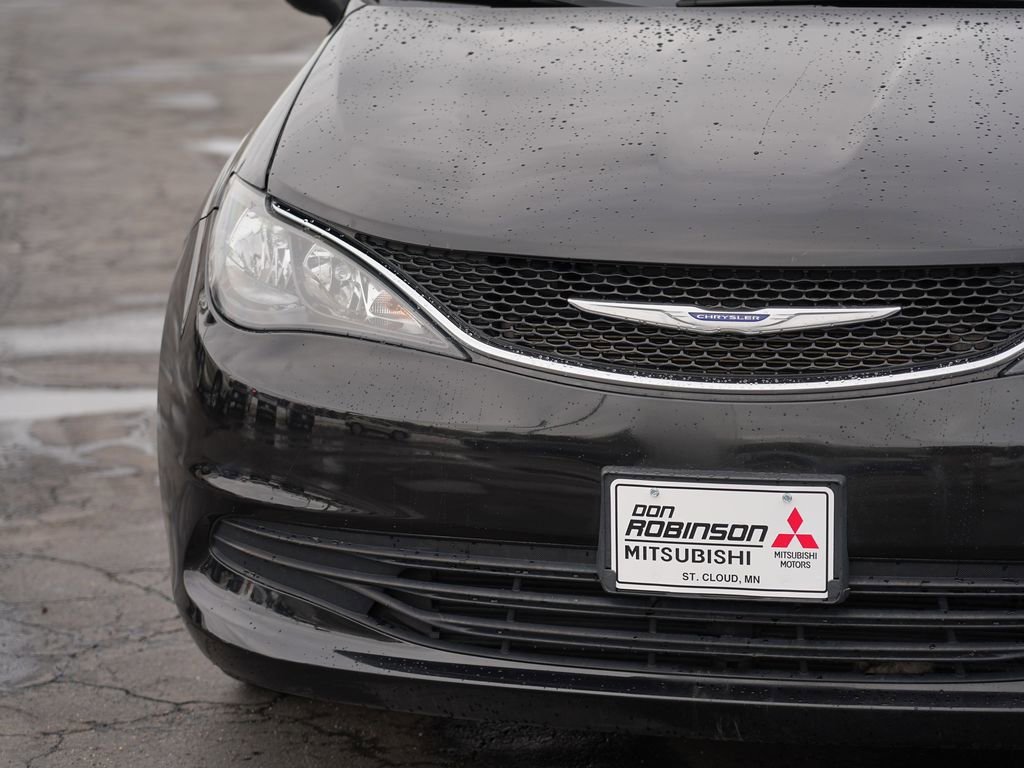 Used 2020 Chrysler Voyager LX FWD image 9