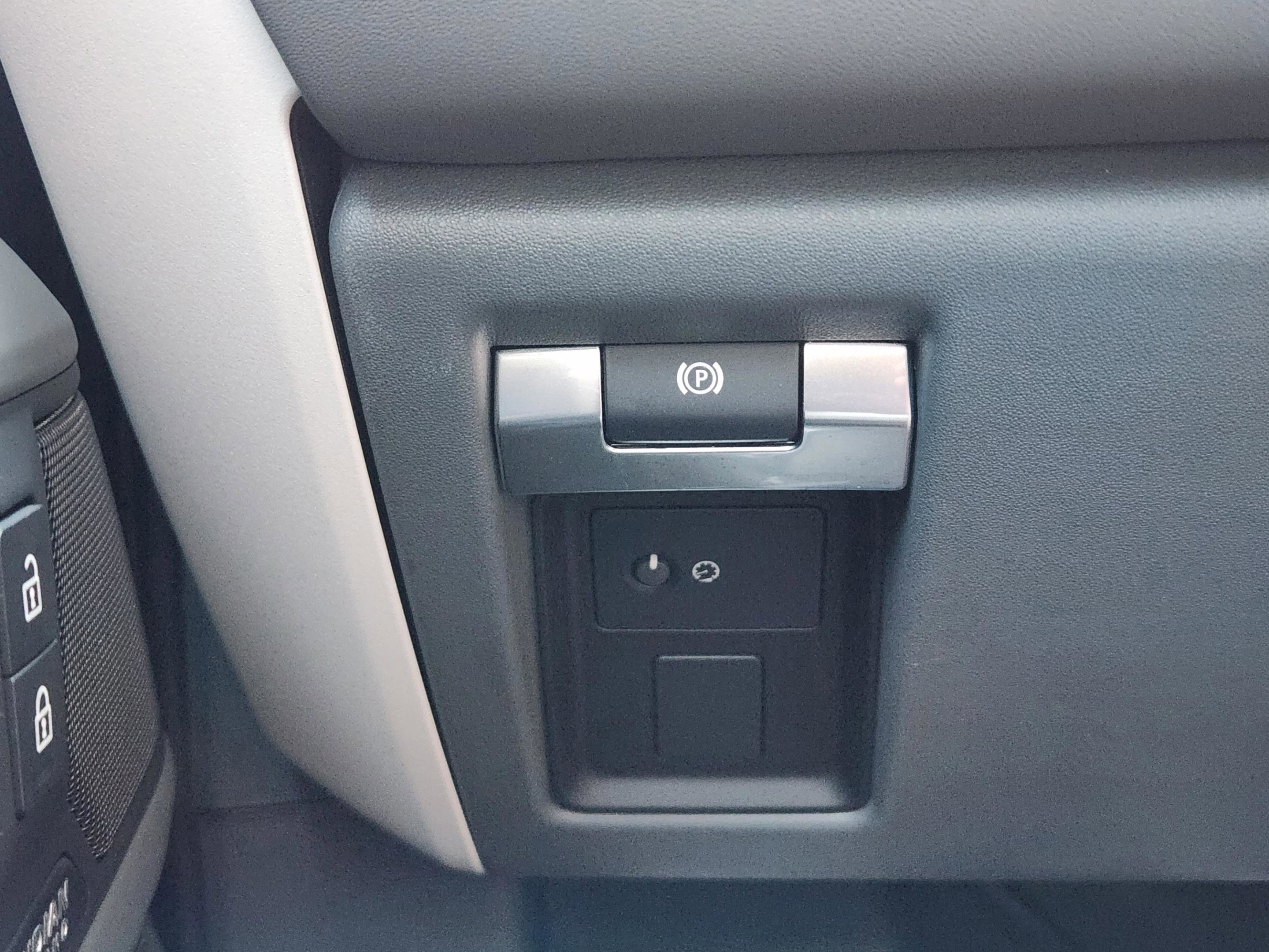 Used 2025 Land Rover Defender 110 X-Dynamic SE image 21