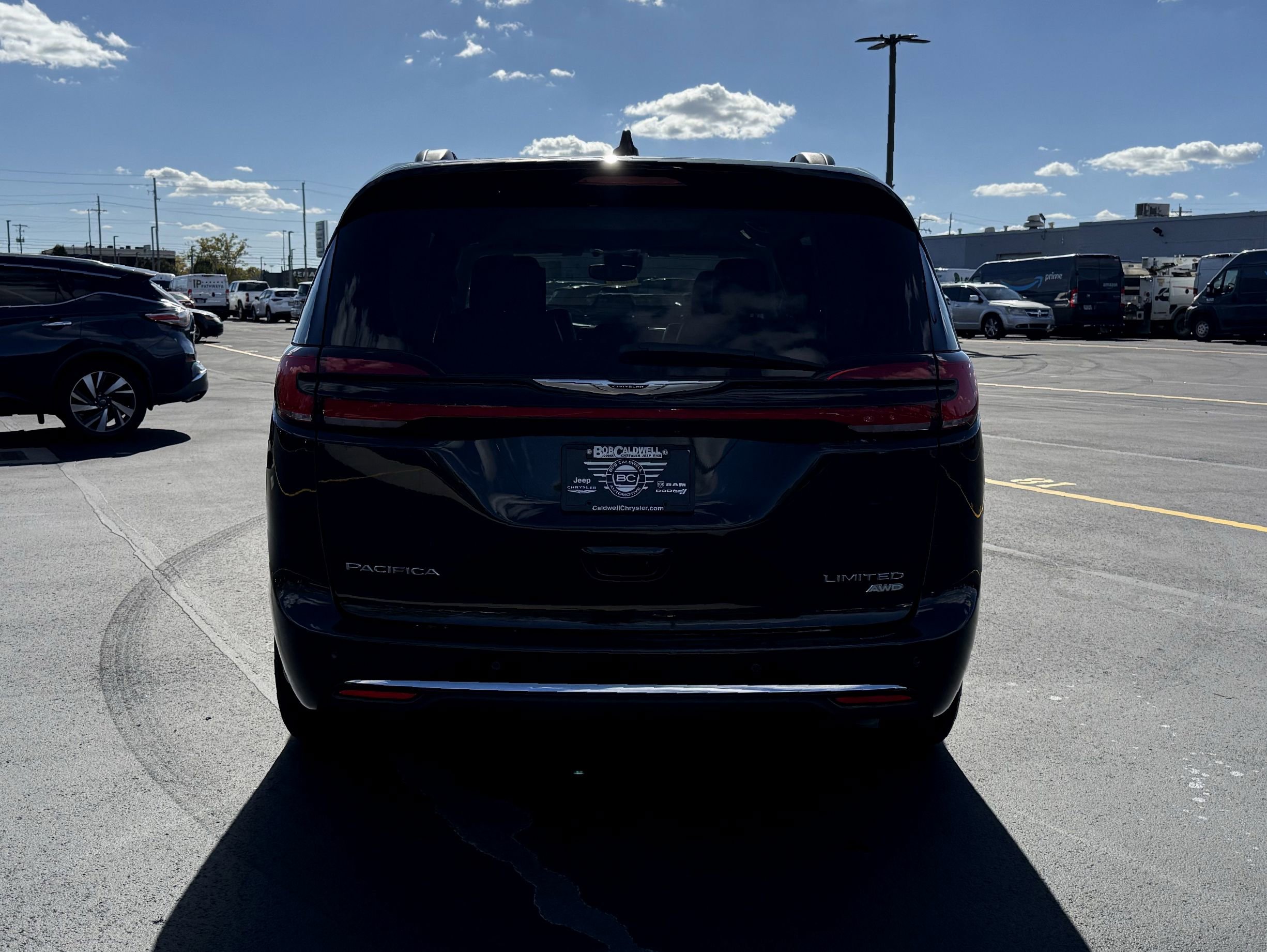 Used 2023 Chrysler Pacifica Limited w/ Uconnect Theater Family Group image 7