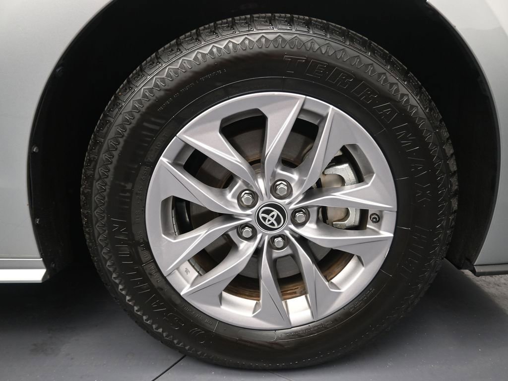 Used 2024 Toyota Sienna XLE image 5