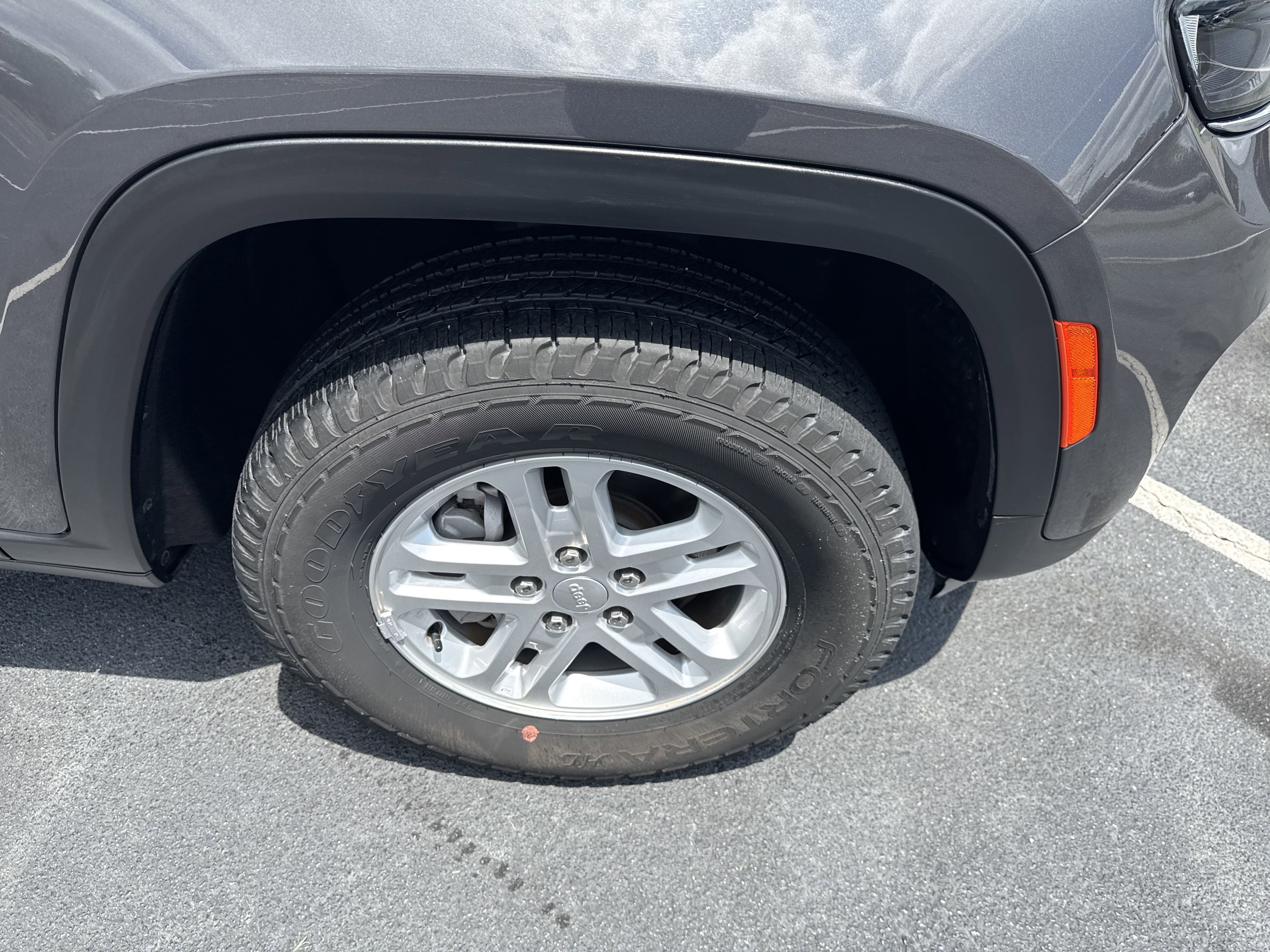 Used 2024 Jeep Grand Cherokee Laredo image 10