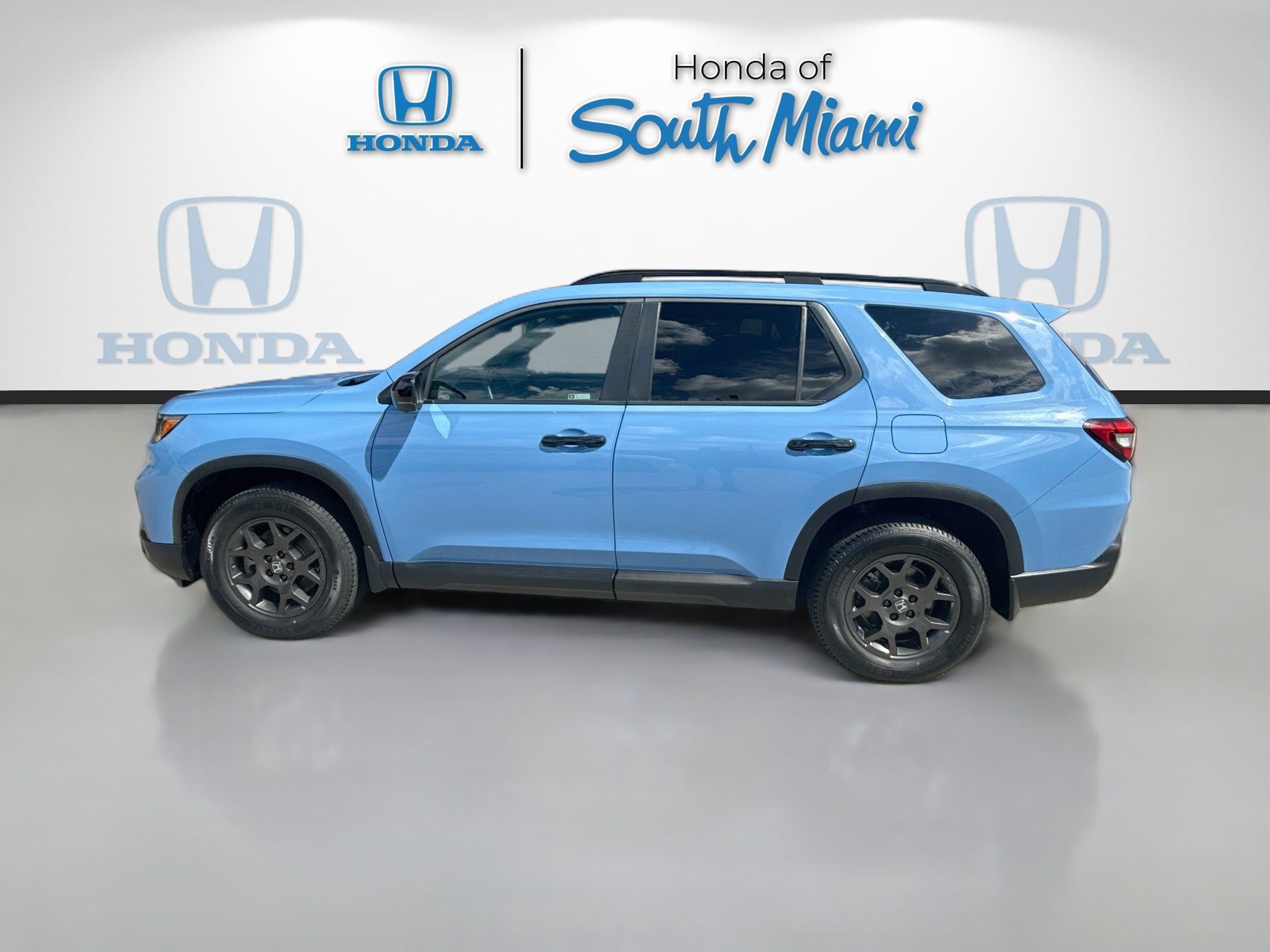 Certified 2023 Honda Pilot TrailSport image 3