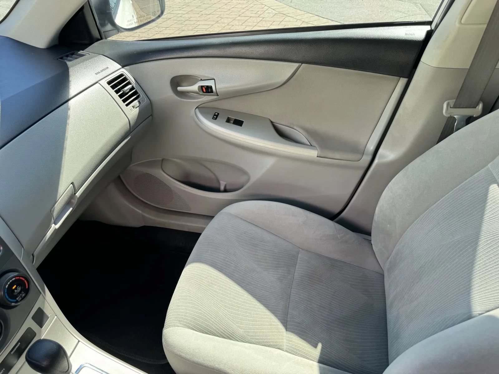 Used 2012 Toyota Corolla LE FWD image 29