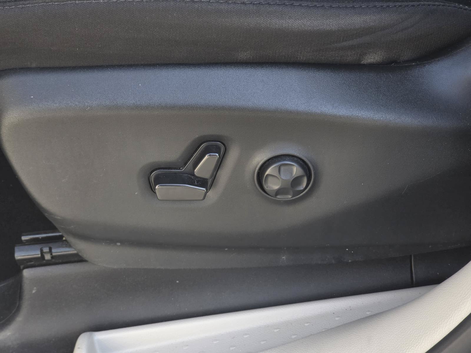 Used 2023 Chrysler Voyager LX FWD image 32