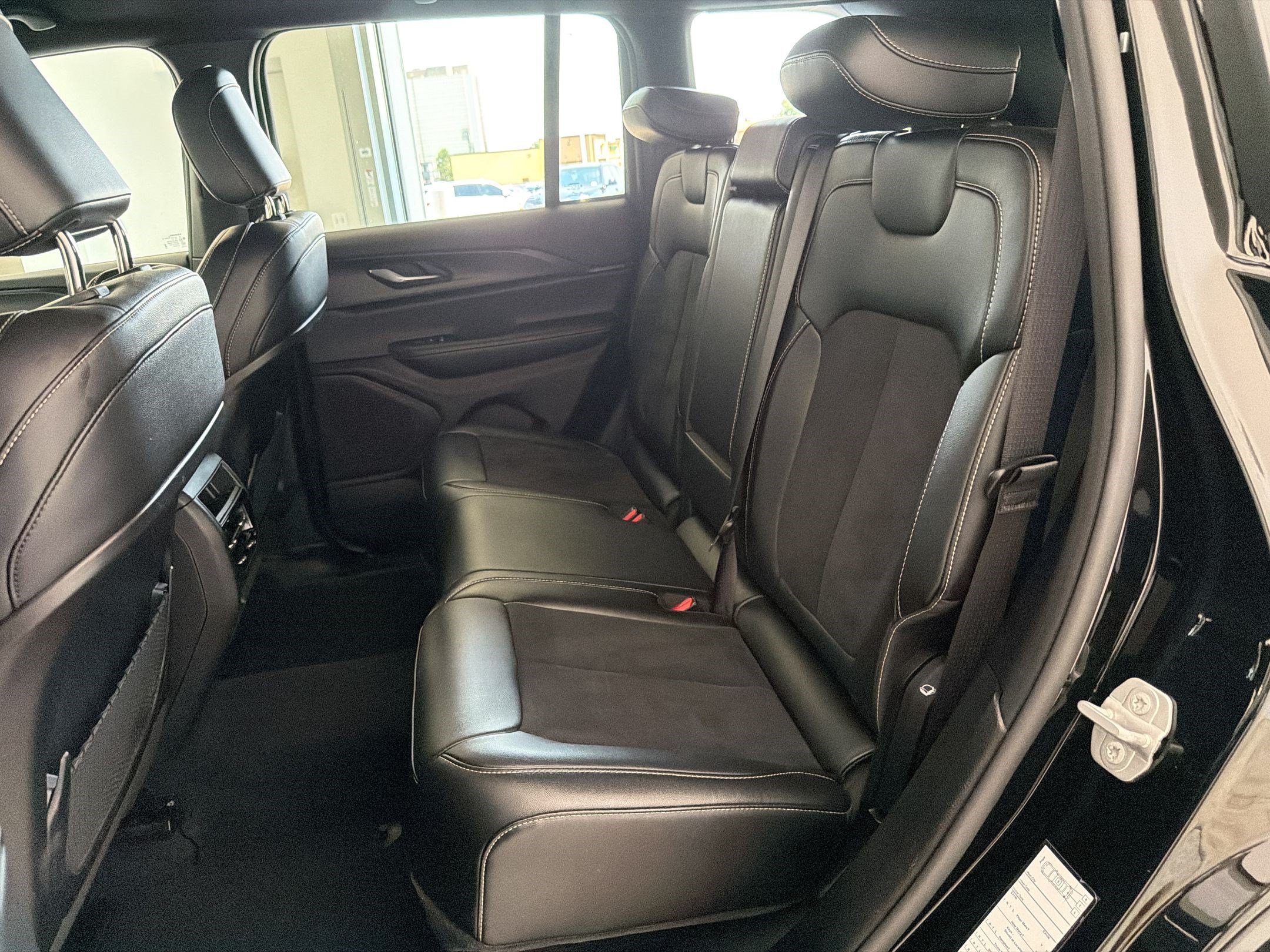 Used 2025 Jeep Grand Cherokee Altitude AWD/4WD image 22