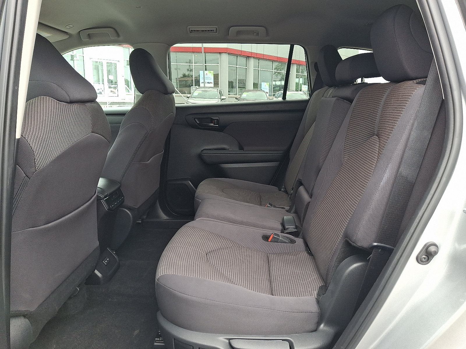 Used 2024 Toyota Highlander LE AWD/4WD image 11