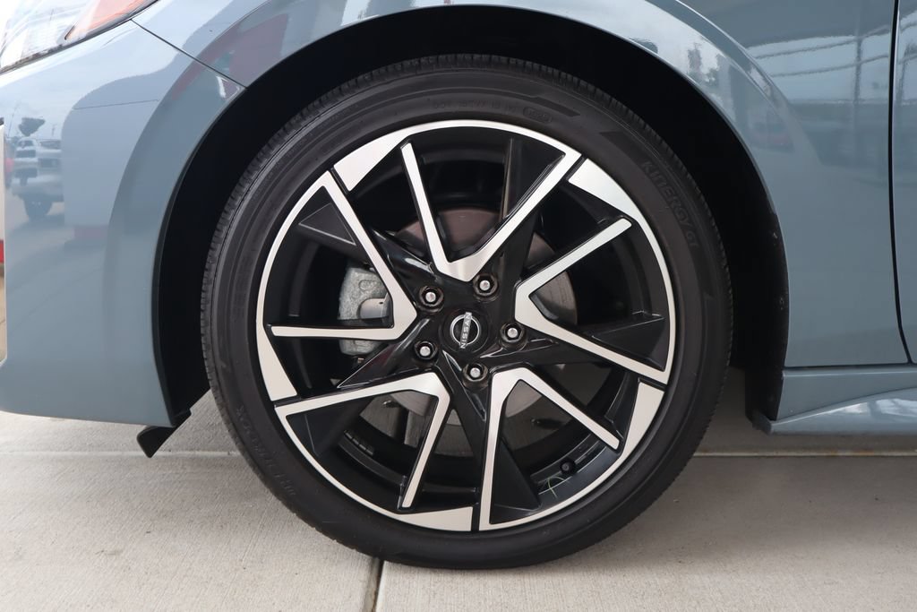 Used 2025 Nissan Sentra SR FWD image 5