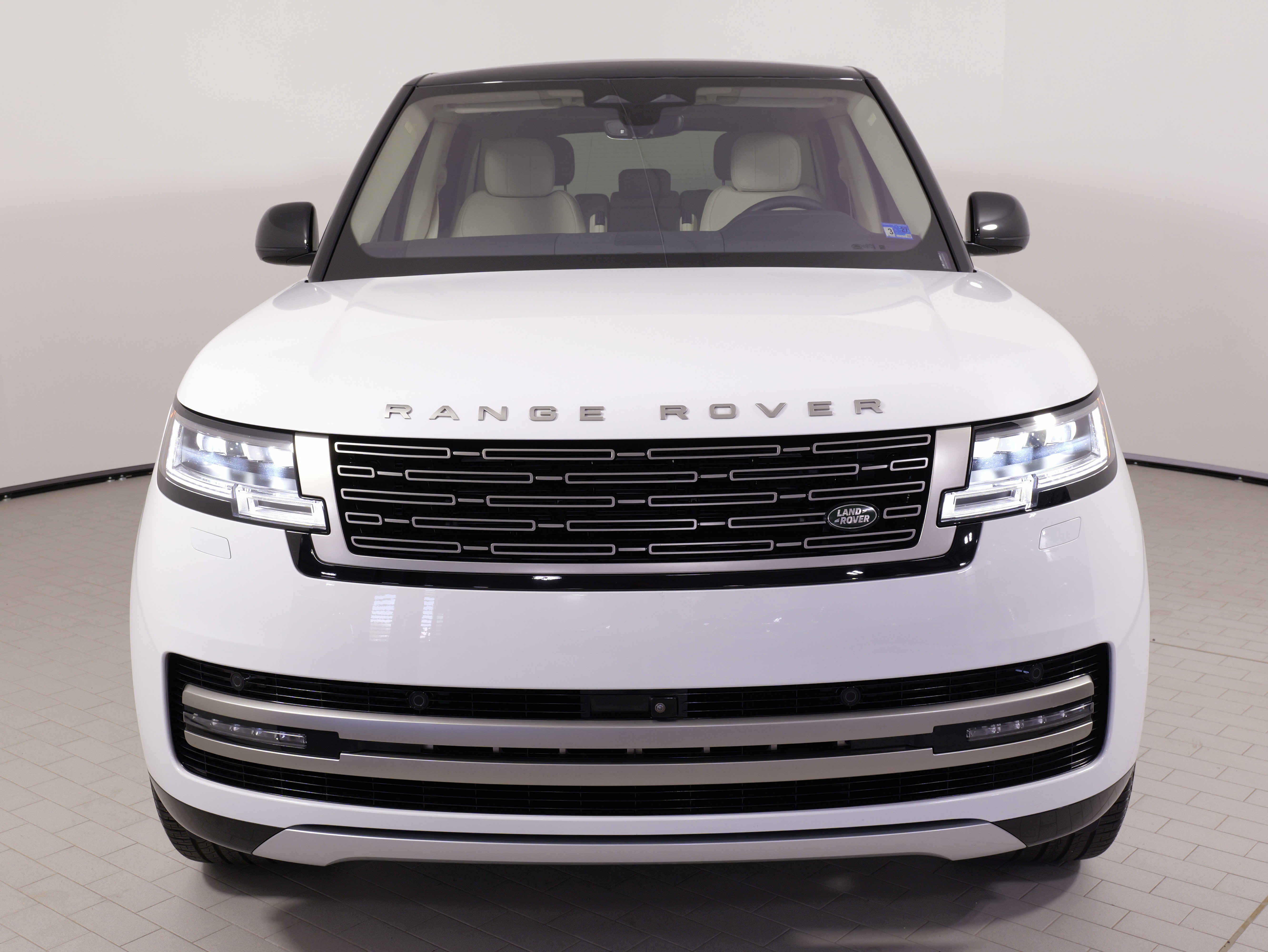 Used 2023 Land Rover Range Rover SE image 4