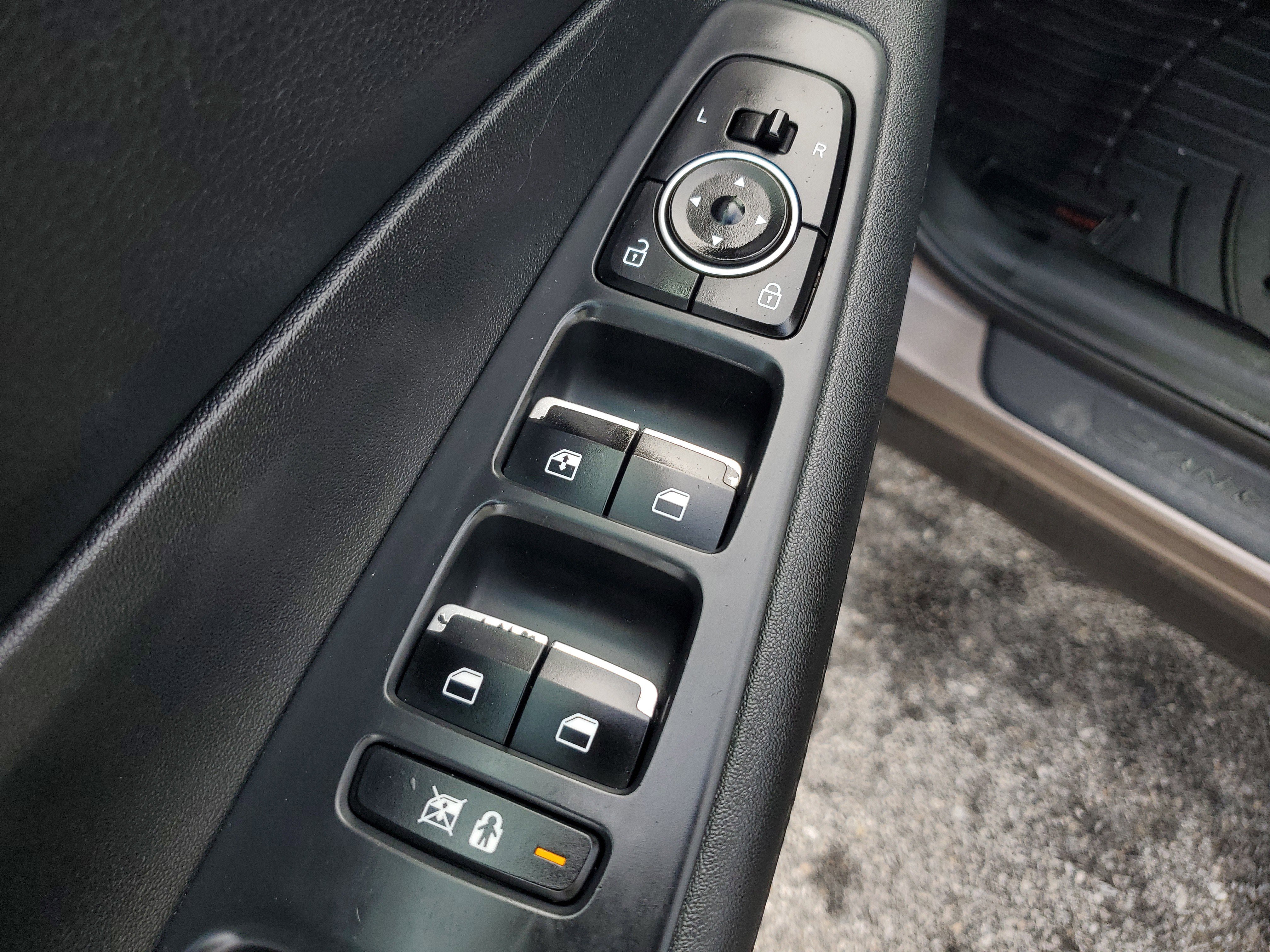 Used 2019 Hyundai Santa Fe SE image 18