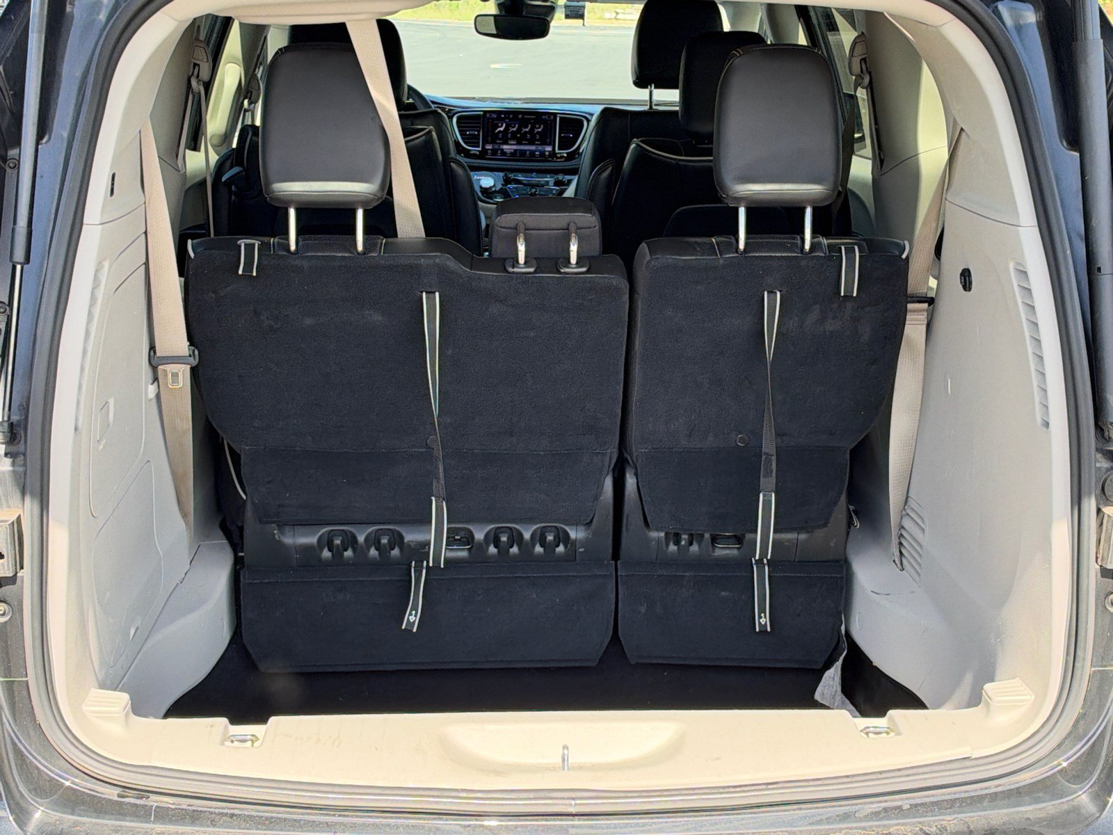 Used 2023 Chrysler Pacifica Limited FWD image 17