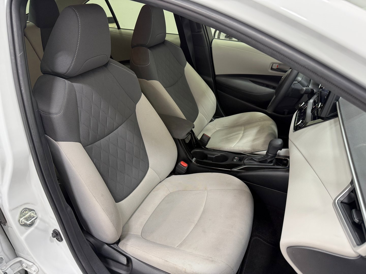 Used 2022 Toyota Corolla LE w/ Carpet Mat Package (TMS) image 32