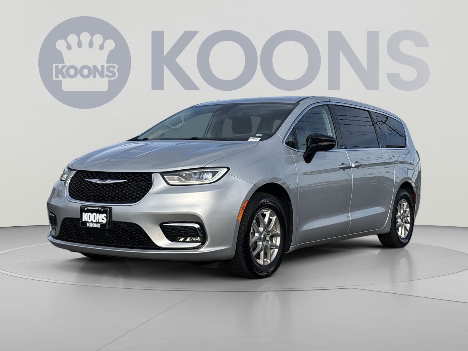 Used 2024 Chrysler Pacifica Touring-L FWD image 1