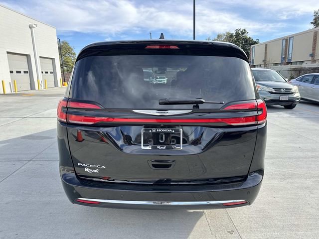 Used 2024 Chrysler Pacifica Touring-L image 6