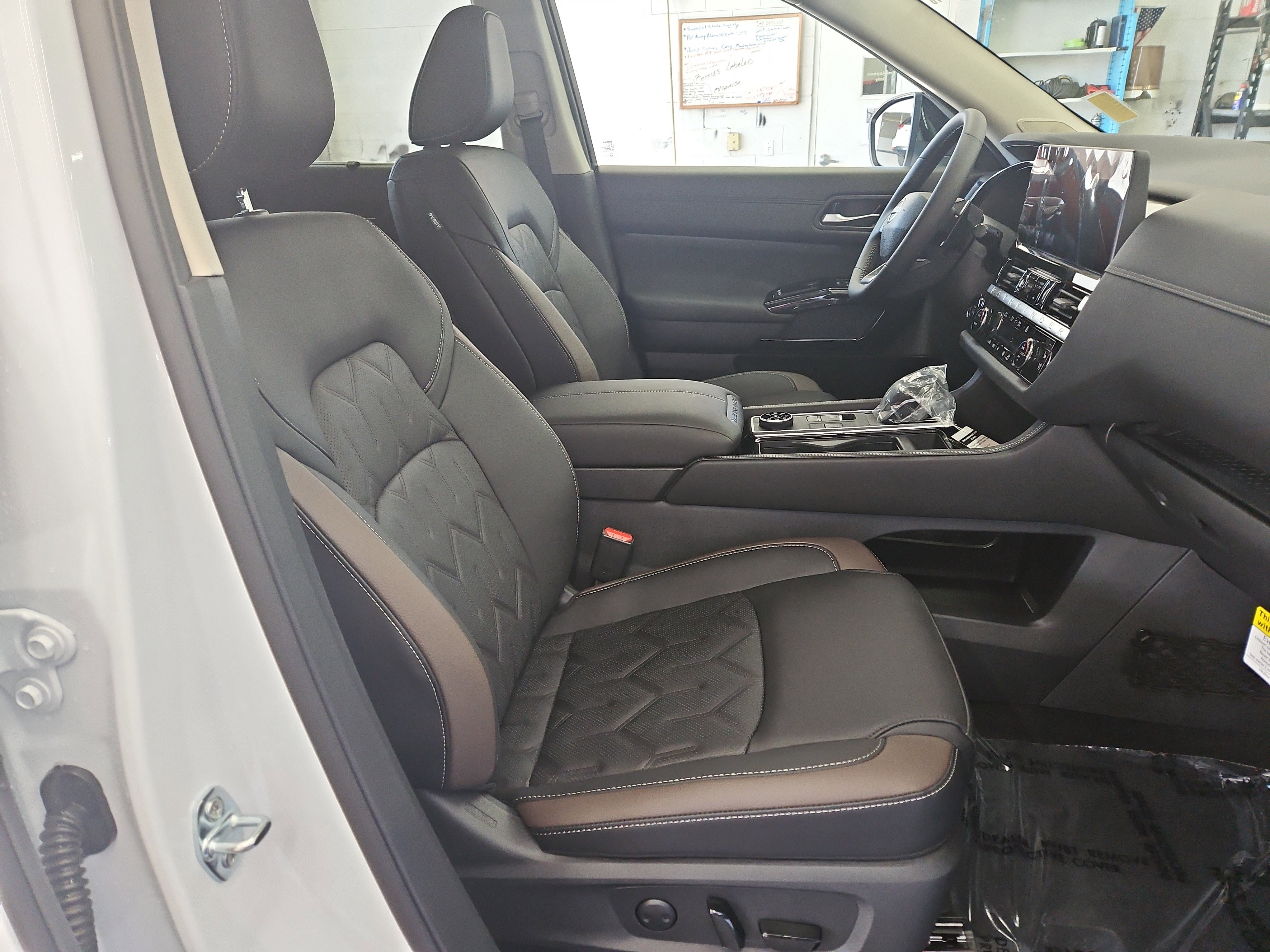 New 2026 Nissan Pathfinder Platinum AWD/4WD image 9