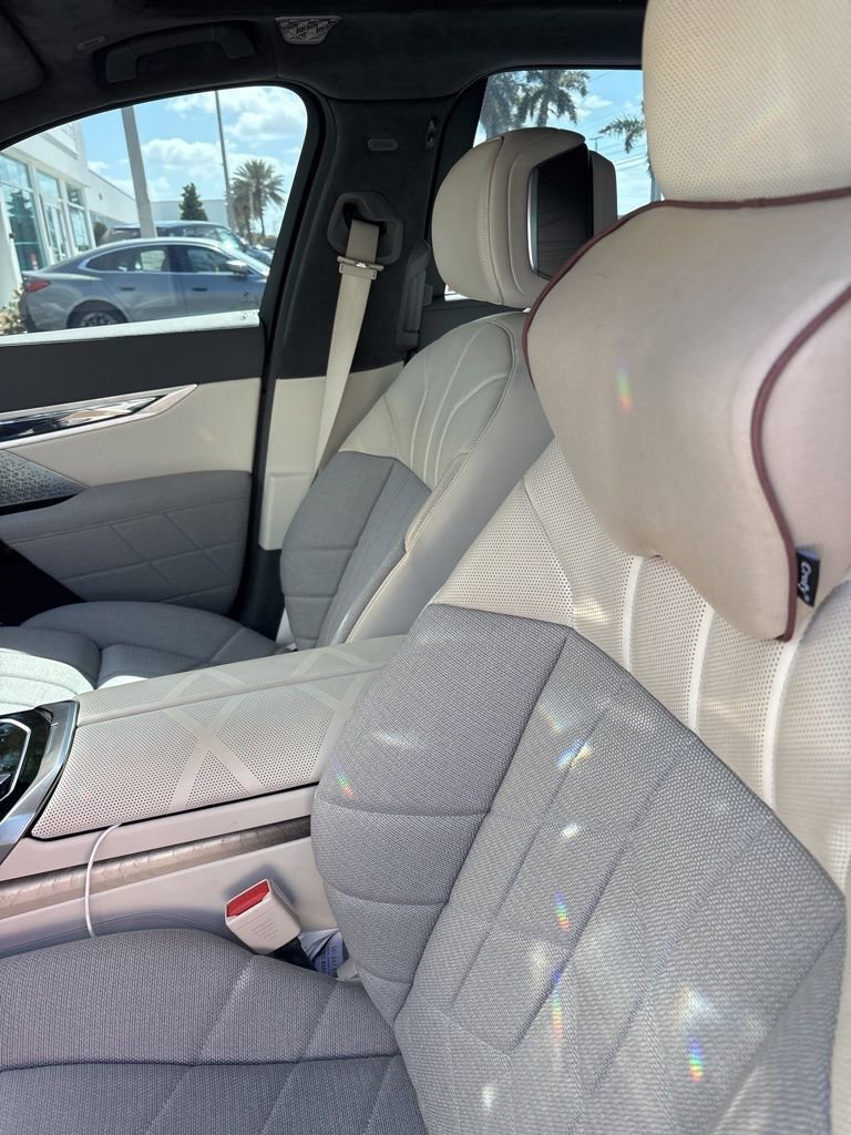 Used 2023 BMW i7 xDrive60 AWD/4WD image 3