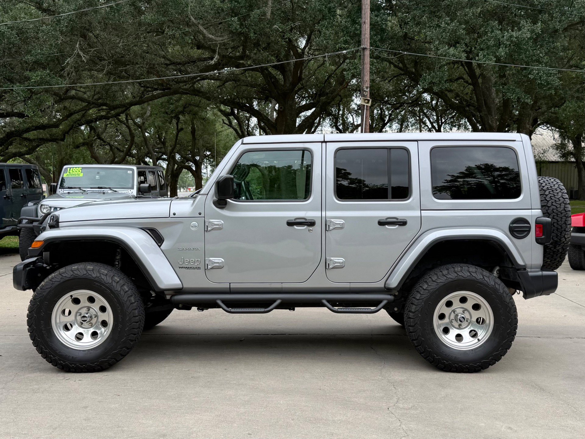 Used 2018 Jeep Wrangler Unlimited Sahara AWD/4WD image 5