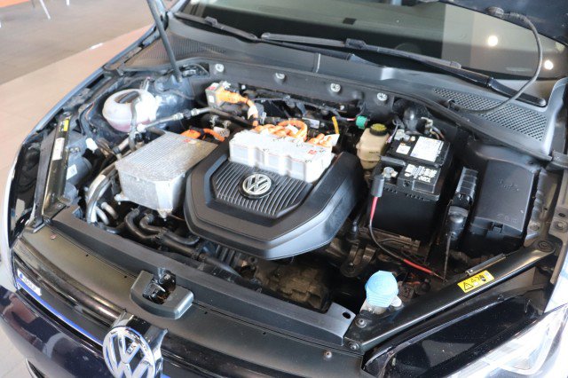 Used 2016 Volkswagen e-Golf SEL Premium image 40