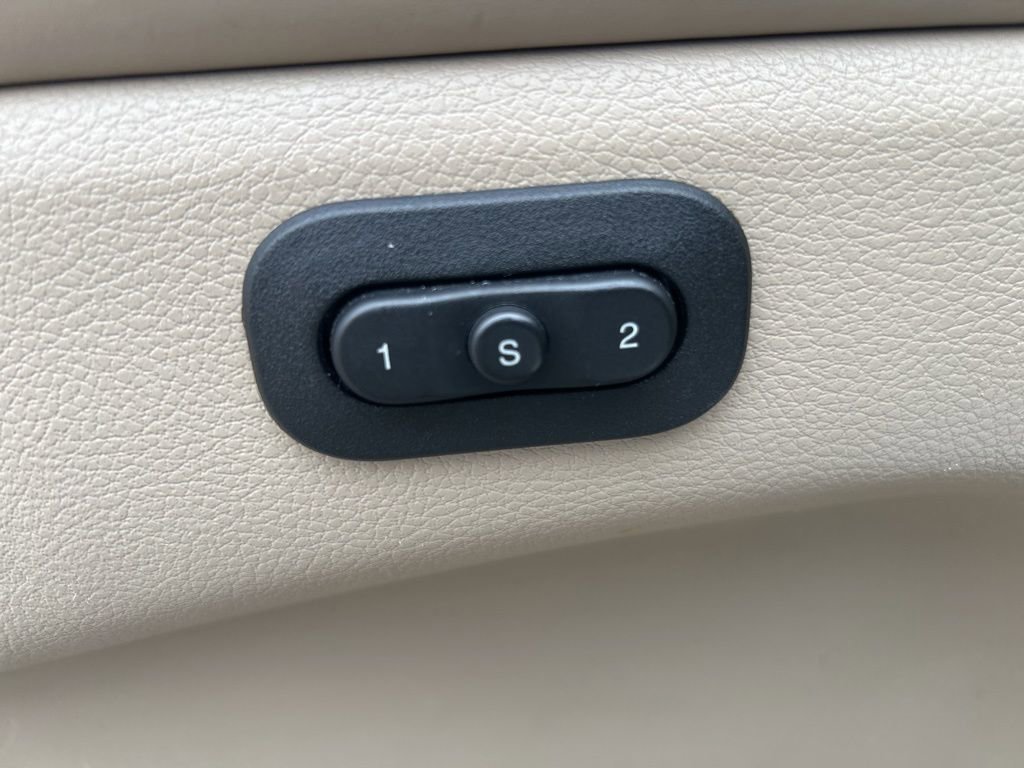 Used 2019 Jeep Grand Cherokee Overland AWD/4WD image 15