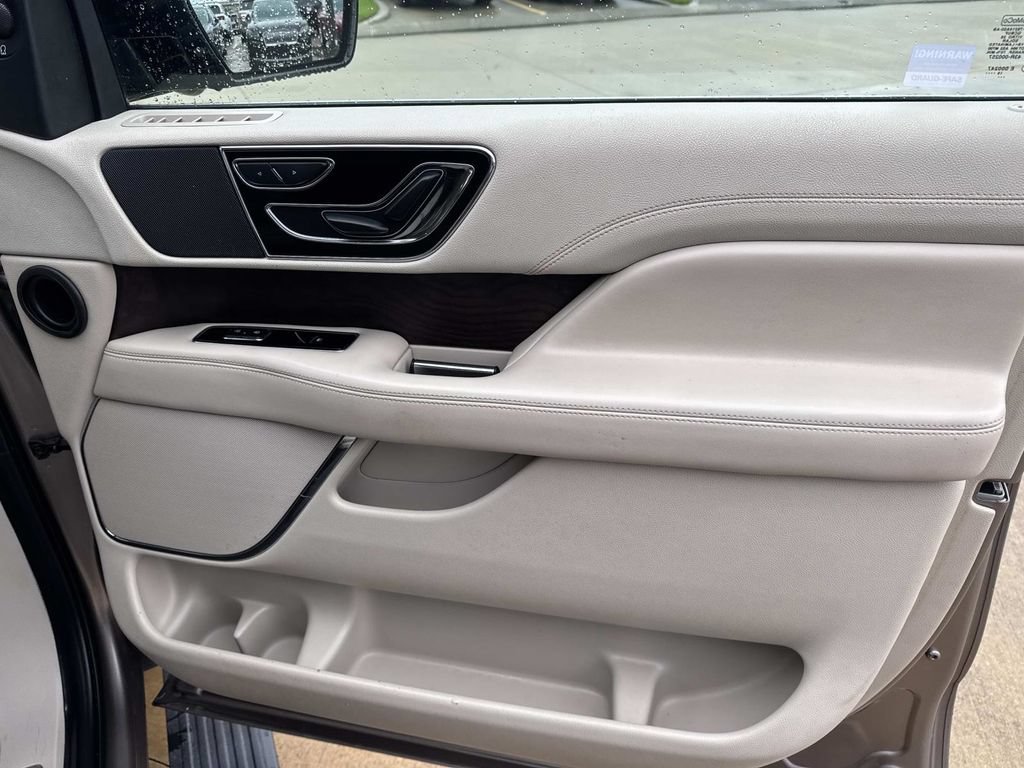 Used 2019 Lincoln Navigator Select RWD image 14