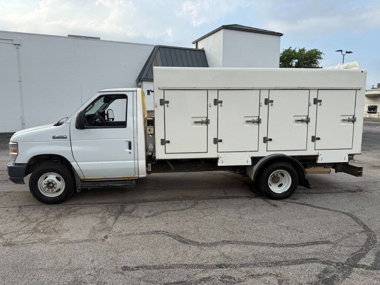 Used 2017 Ford E-450 and Econoline 450 Super Duty w/ Power Windows & Locks Group RWD image 4