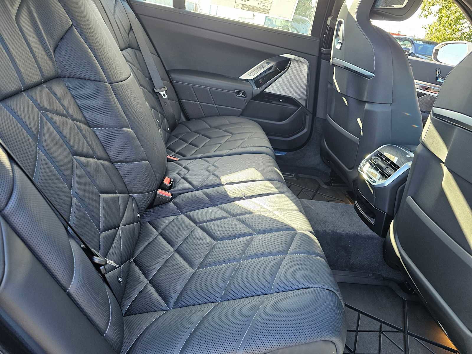 Used 2024 BMW i7 xDrive60 image 12