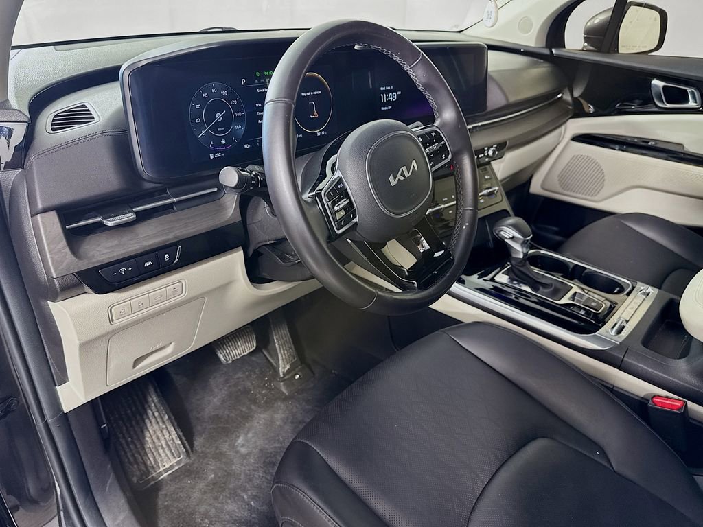 Used 2023 Kia Carnival SX image 9