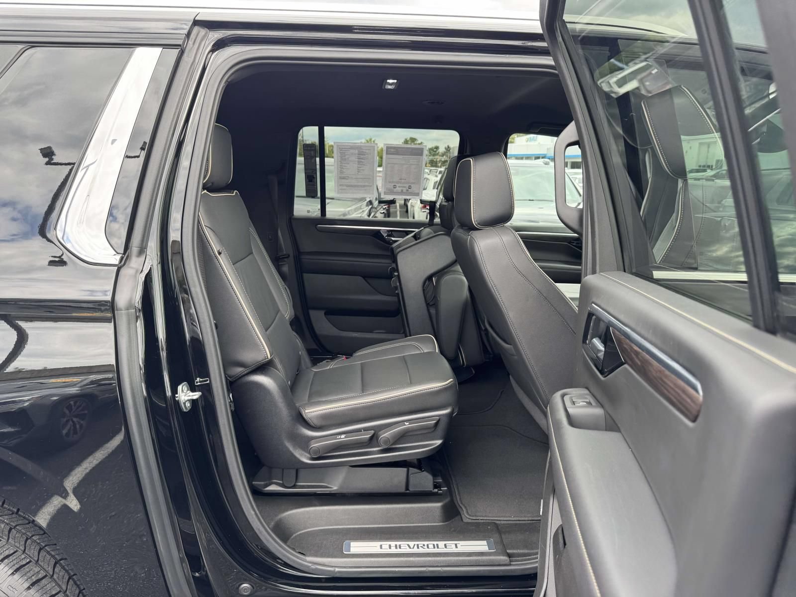 Used 2025 Chevrolet Suburban Premier AWD/4WD image 15