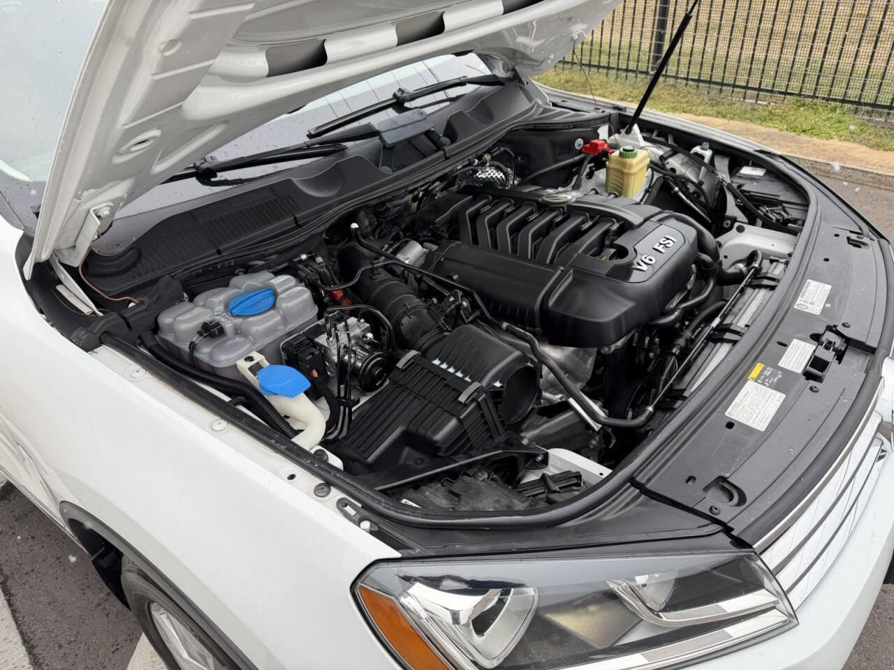Used 2016 Volkswagen Touareg VR6 image 31