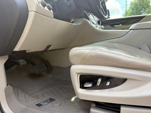 Used 2019 Cadillac Escalade Luxury AWD/4WD image 32