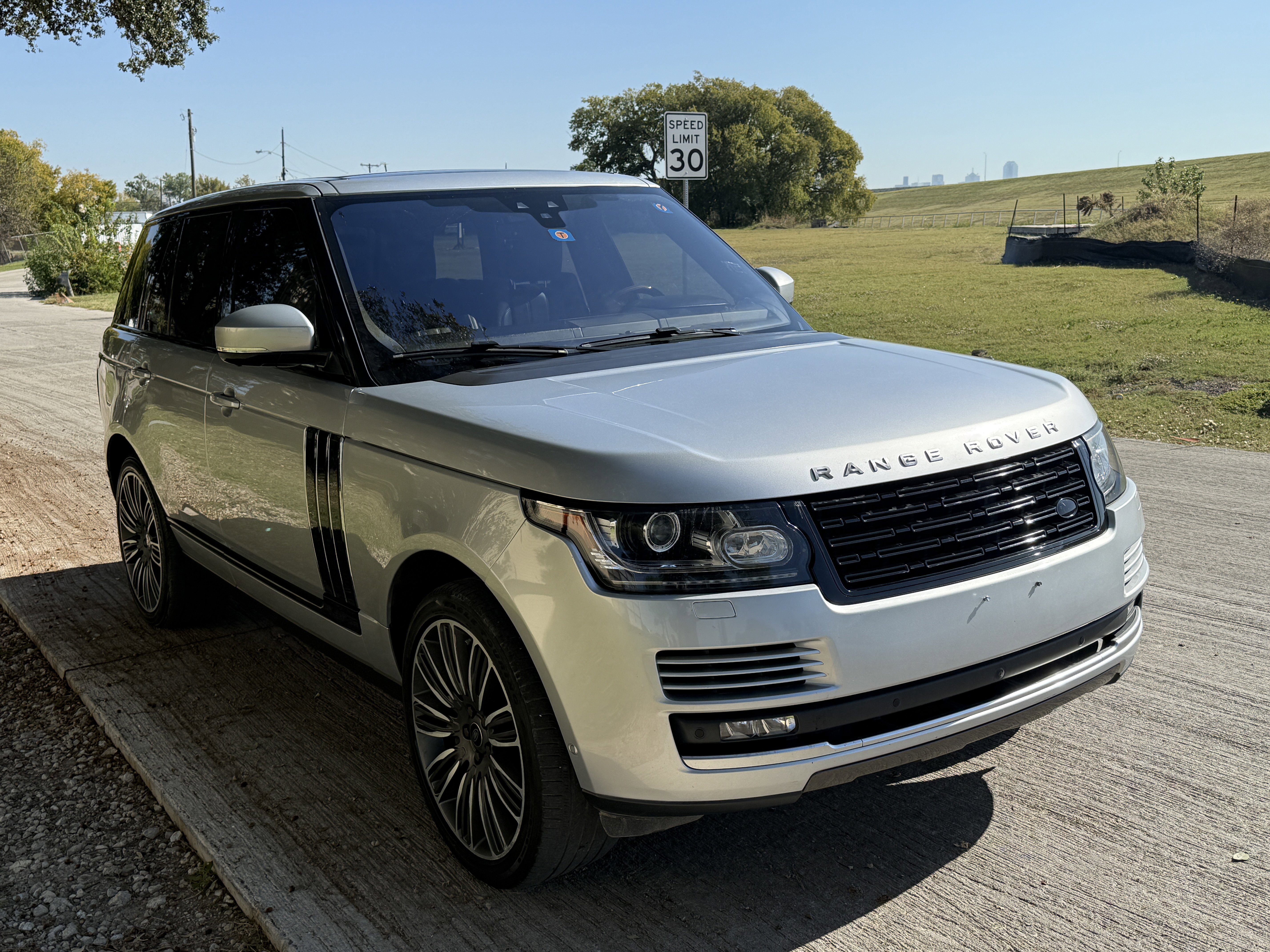Used 2017 Land Rover Range Rover HSE image 2