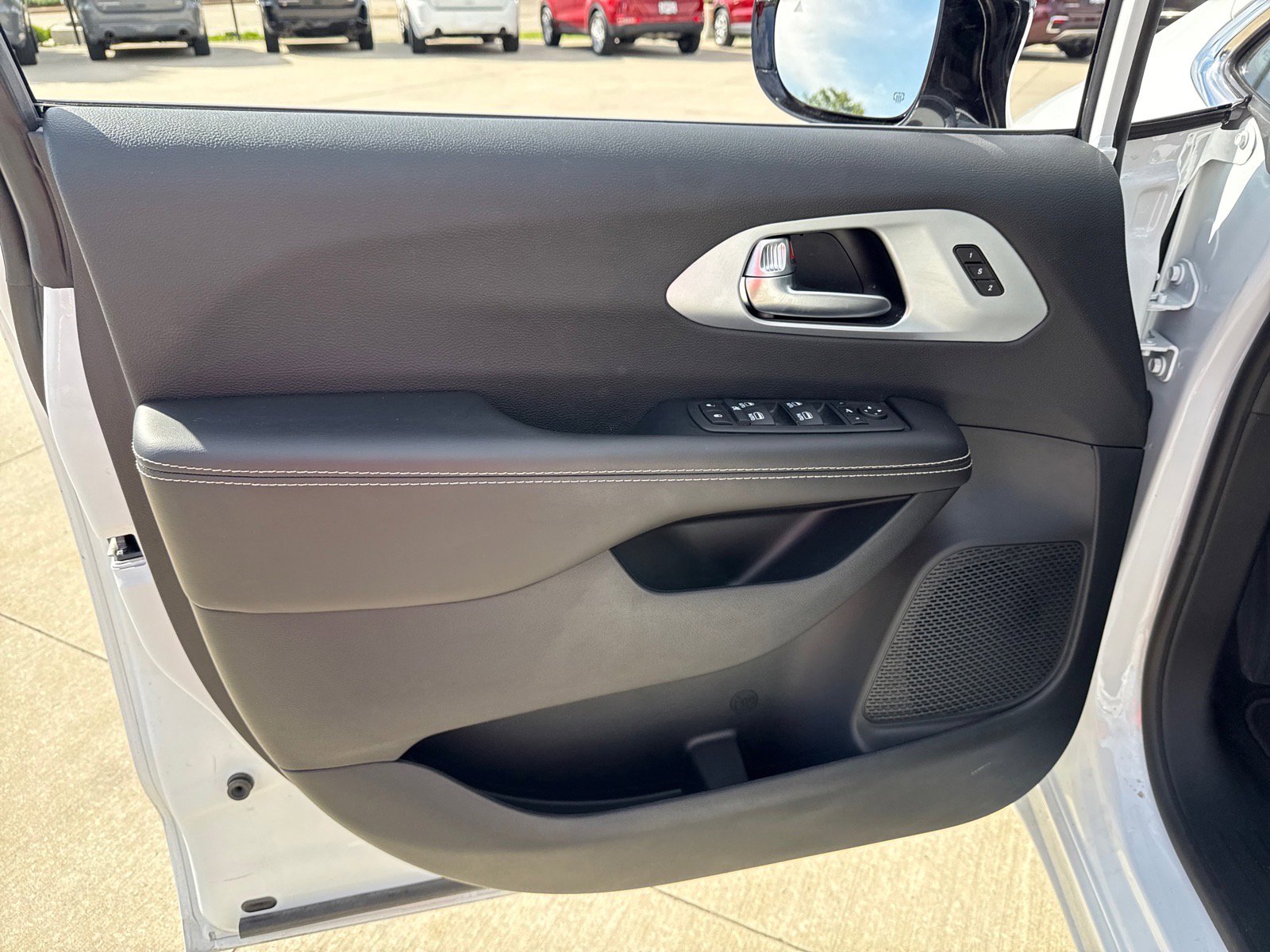 Used 2026 Chrysler Pacifica Limited FWD image 14