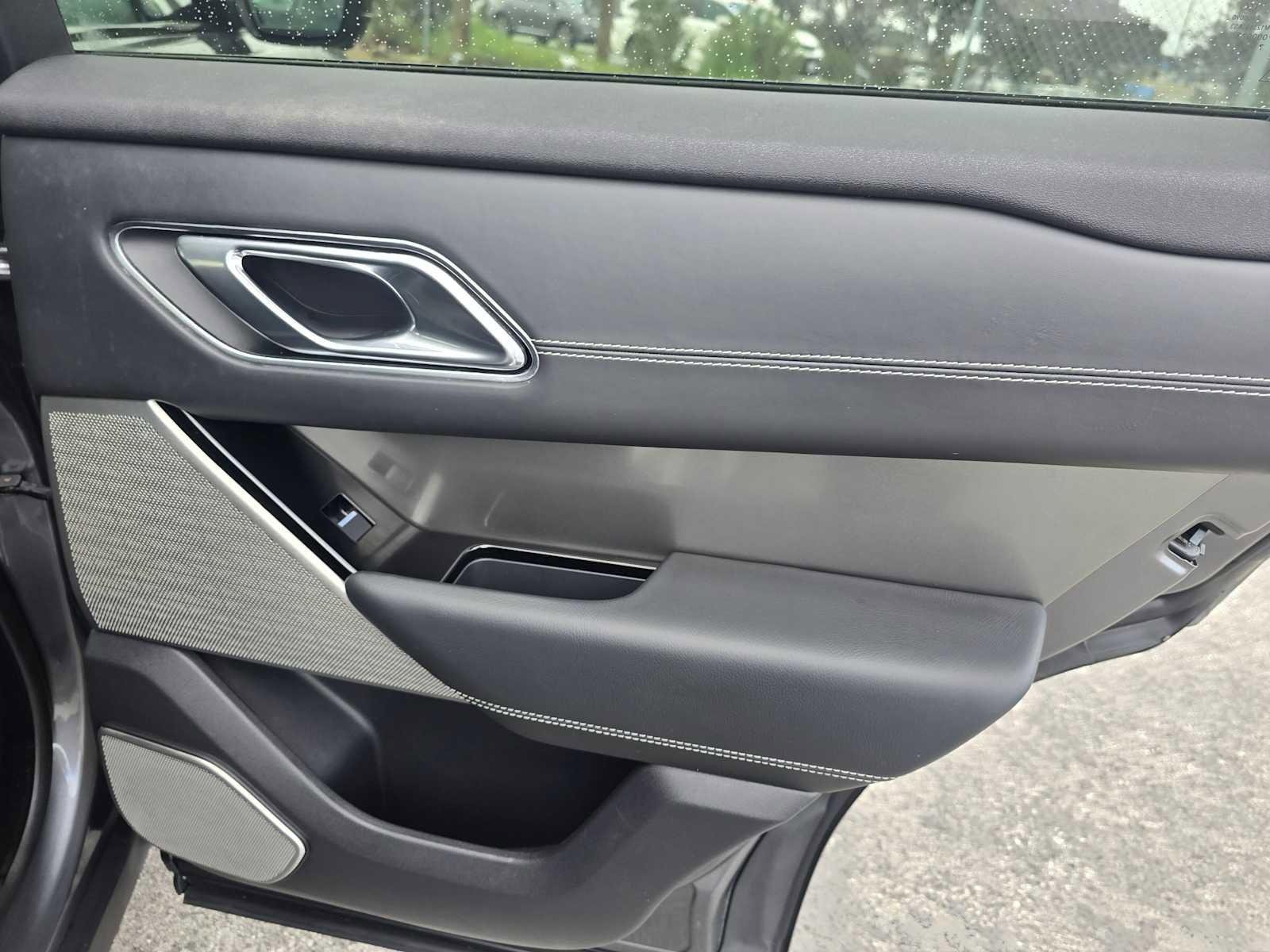 Used 2018 Land Rover Range Rover Velar R-Dynamic SE image 13