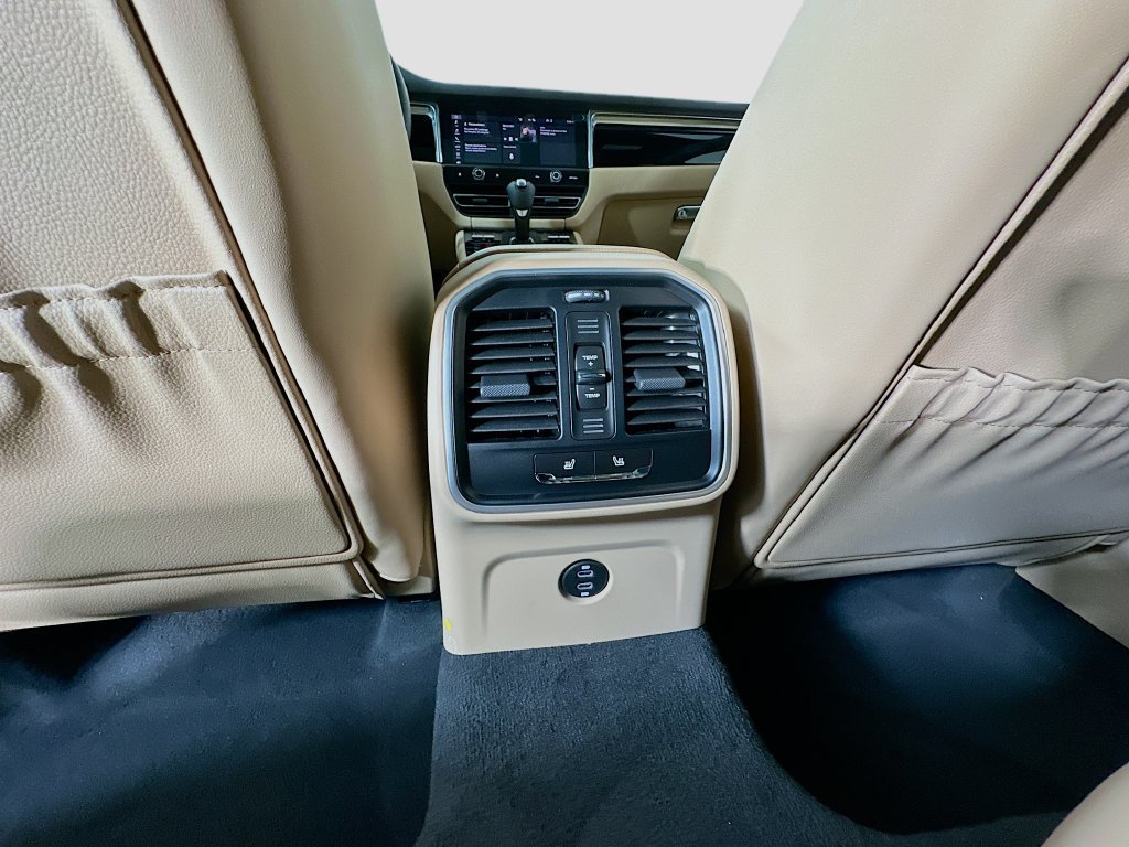 Certified 2026 Porsche Macan AWD/4WD image 27