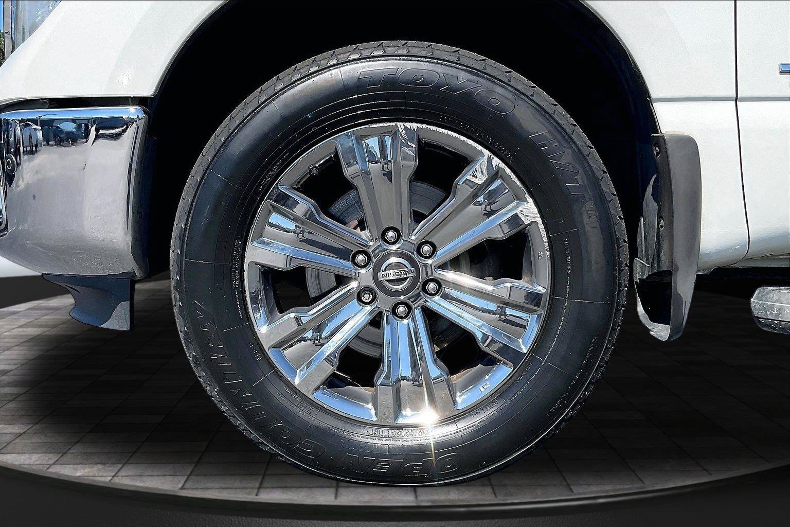 Used 2018 Nissan Titan SL w/ Chrome Package AWD/4WD image 10