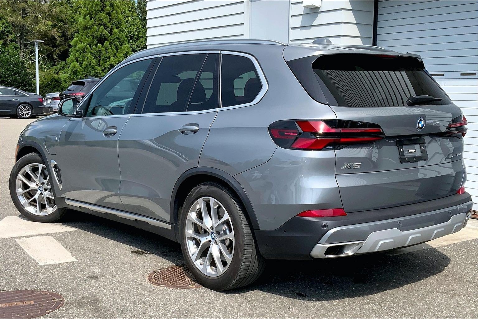 Used 2024 BMW X5 xDrive50e w/ Premium Package AWD/4WD image 3