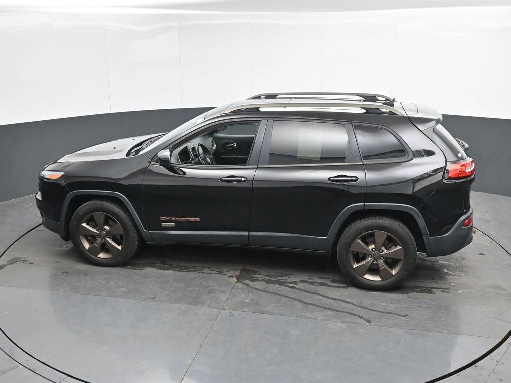 Used 2017 Jeep Cherokee Latitude w/ Cold Weather Group AWD/4WD image 39