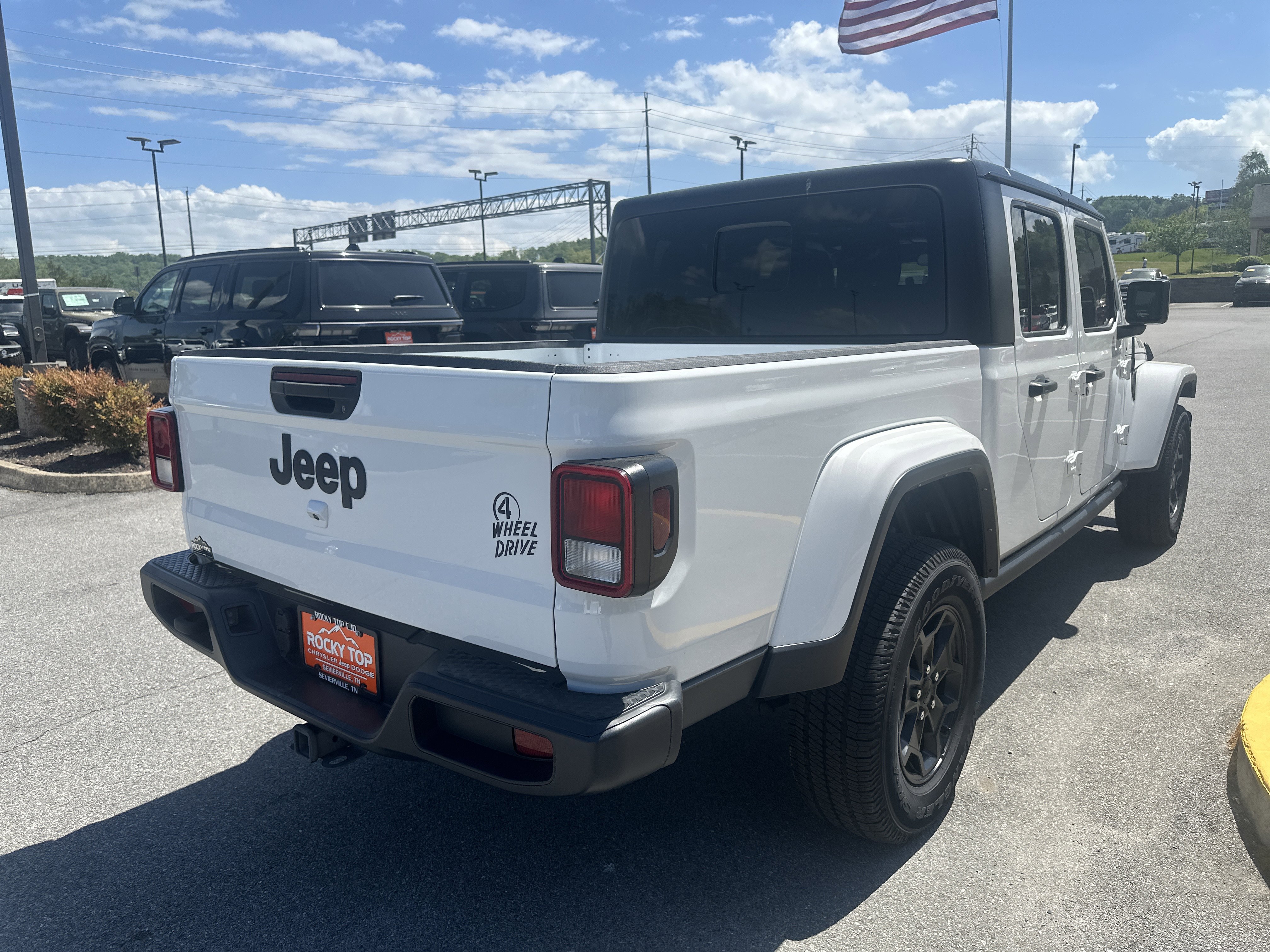 Used 2021 Jeep Gladiator Willys AWD/4WD image 8
