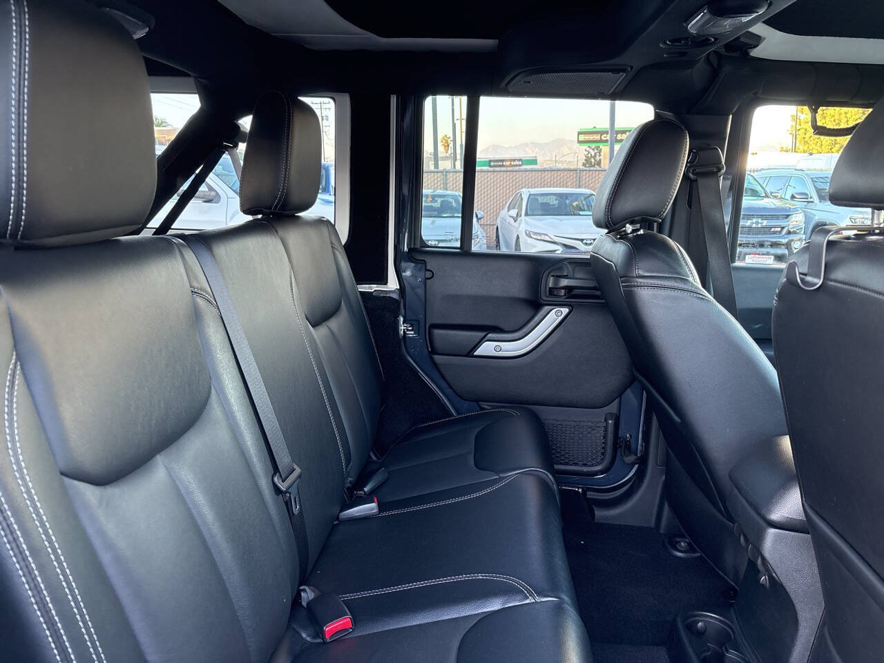 Used 2017 Jeep Wrangler Unlimited Rubicon w/ Connectivity Group AWD/4WD image 24