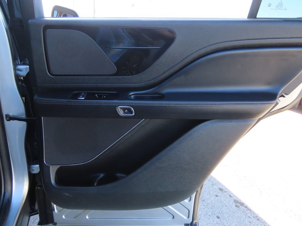 Used 2023 Lincoln Aviator AWD w/ Premium Package image 40