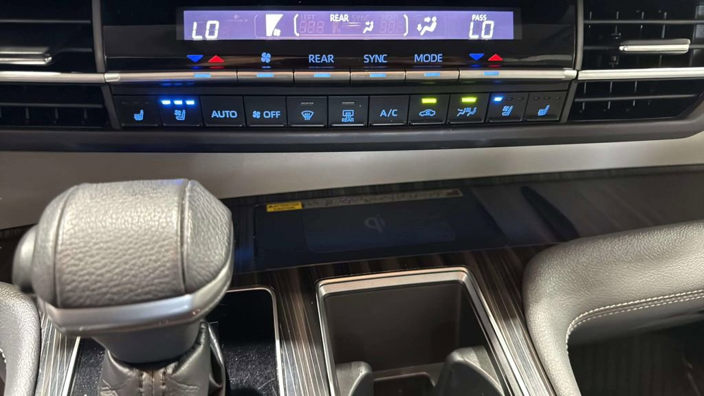 Used 2022 Toyota Sienna Limited AWD/4WD image 35