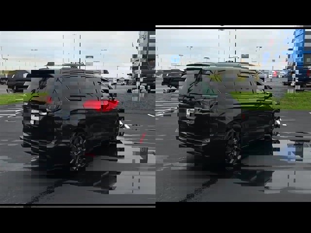 Used 2020 Chrysler Pacifica Touring-L Plus w/ S Appearance Package image 8