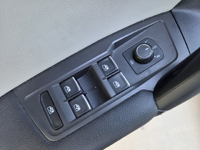 Used 2018 Volkswagen Tiguan SE FWD image 28