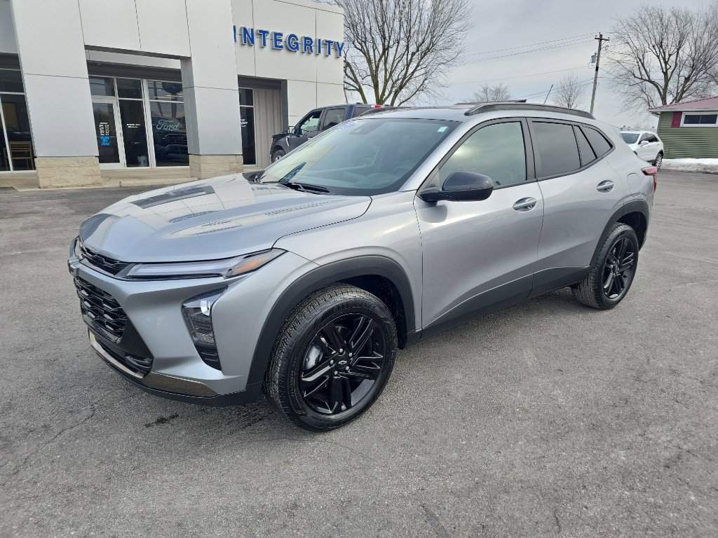 Used 2025 Chevrolet Trax ACTIV w/ Sunroof Package image 2