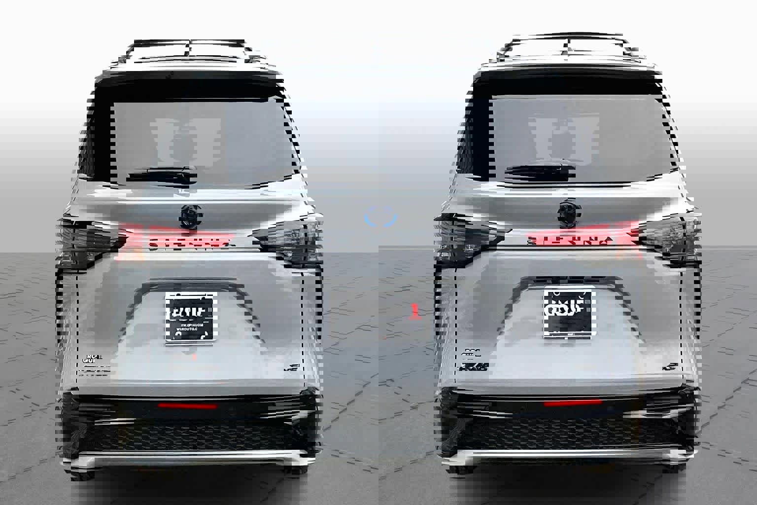 Used 2025 Toyota Sienna XSE w/ XSE Plus Package image 5