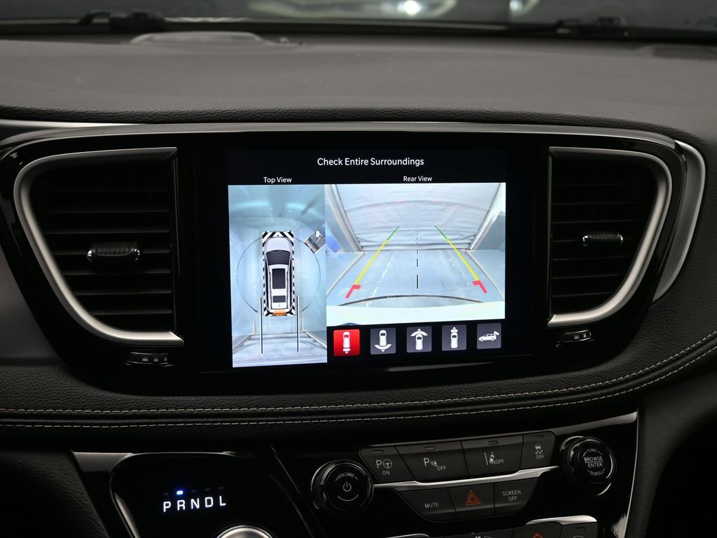 Used 2024 Chrysler Pacifica Select image 16