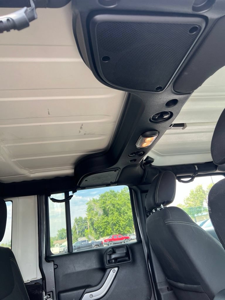 Used 2018 Jeep Wrangler Unlimited Sahara w/ Connectivity Group AWD/4WD image 24