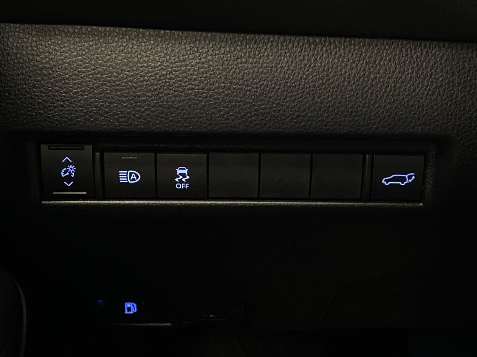 Used 2022 Toyota Venza XLE AWD/4WD image 16