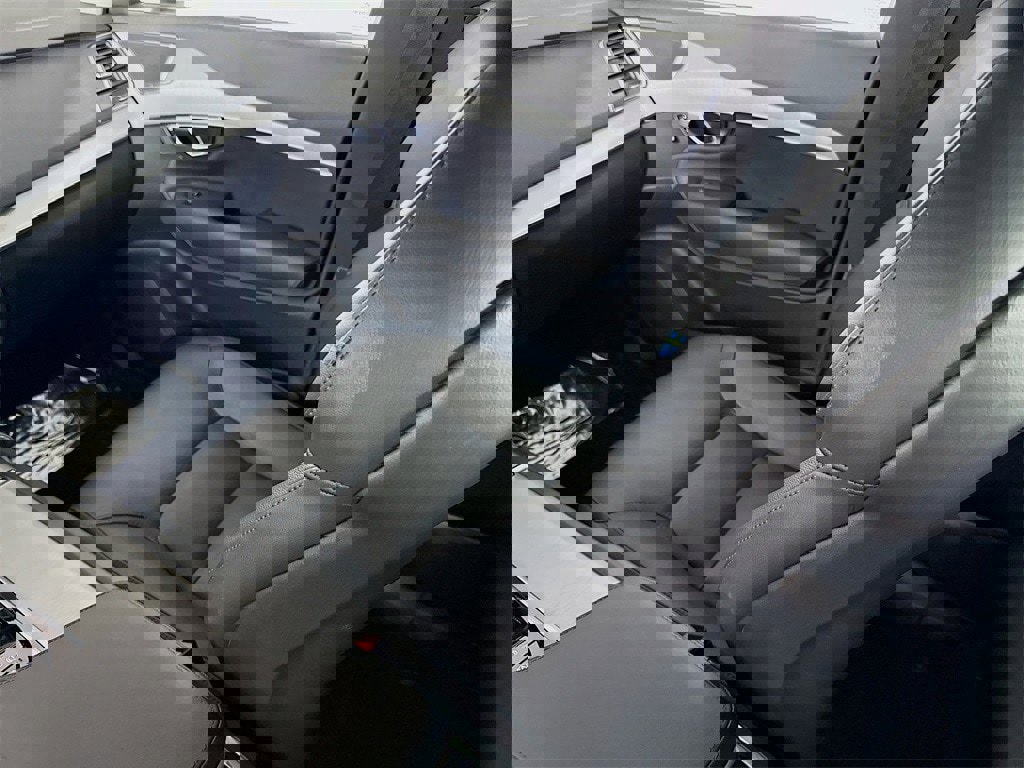 Certified 2025 Volvo XC90 B5 Core image 24