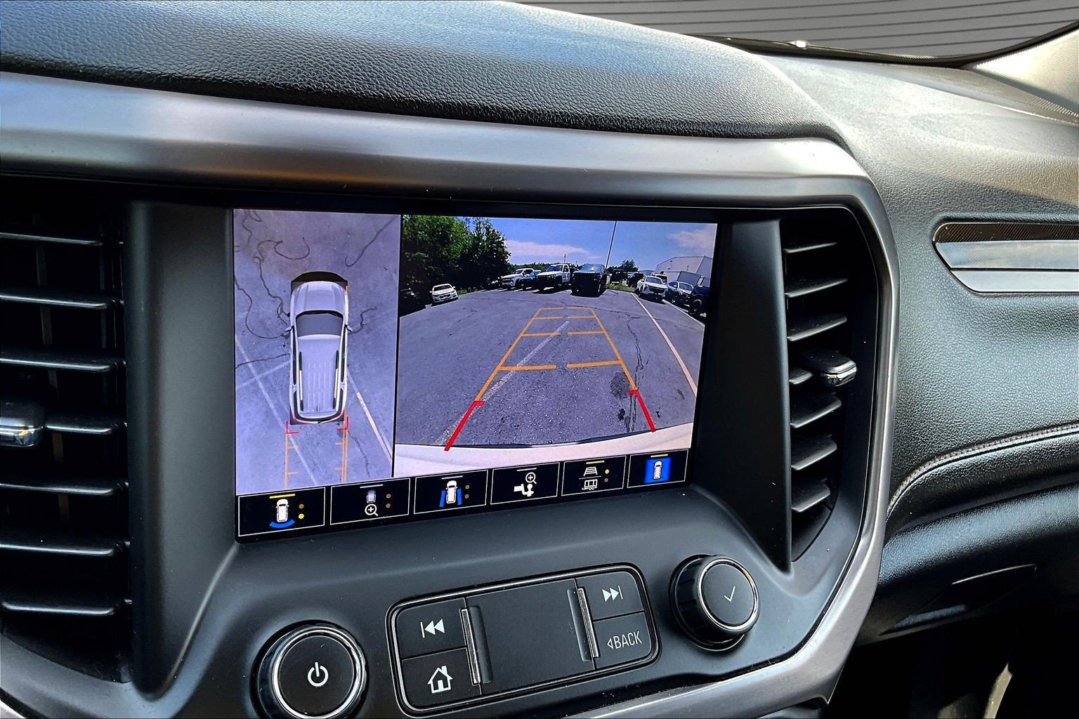 Used 2022 GMC Acadia AT4 w/ Technology Package AWD/4WD image 9